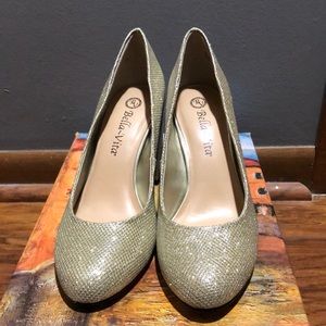 BRAND NEW WOMAN’S GOLD GLITTER BELLA VITA HIGH HEELS SIZE 7! NIB 🔥🔥🔥🔥🔥